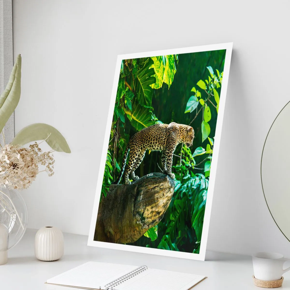 Poster - Un leopardo in piedi su una roccia in una foresta tropicale - 50x70cm - A caccia? - Decorazione murale moderna per soggiorno e camera da letto ARTTOR