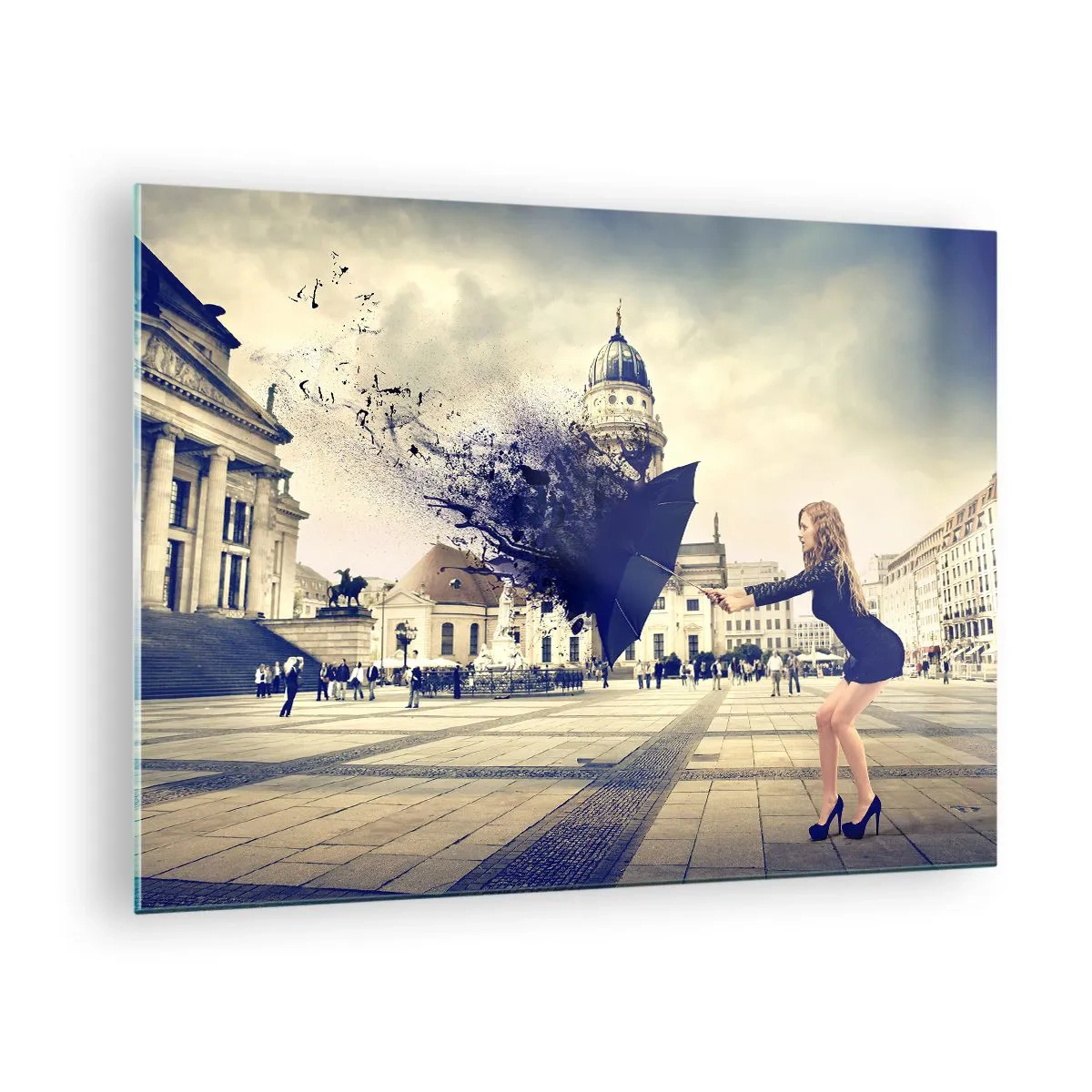 Quadro su vetro - Una donna con un ombrello sullo sfondo di una piazza cittadina in una composizione artistica - 70x50cm - C'è un vento tale... - Decorazione murale moderna per soggiorno e camera da letto ARTTOR