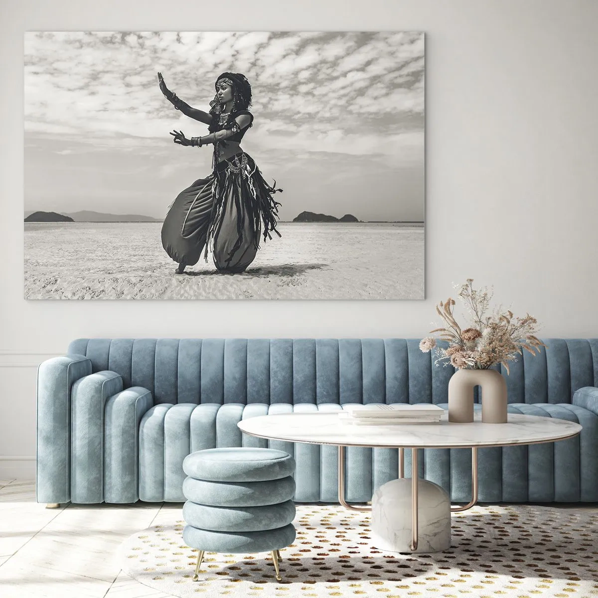 Quadro su vetro - Fotografia in bianco e nero di una ballerina nel deserto - 100x70cm - Il ballo delle isole del sud - Decorazione murale moderna per soggiorno e camera da letto ARTTOR