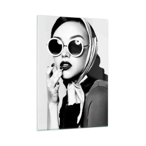 Quadro su vetro - Ritratto in bianco e nero di una donna che indossa occhiali e un foulard - 80x120cm - Saluti dagli anni '60 - Decorazione murale moderna per soggiorno e camera da letto ARTTOR