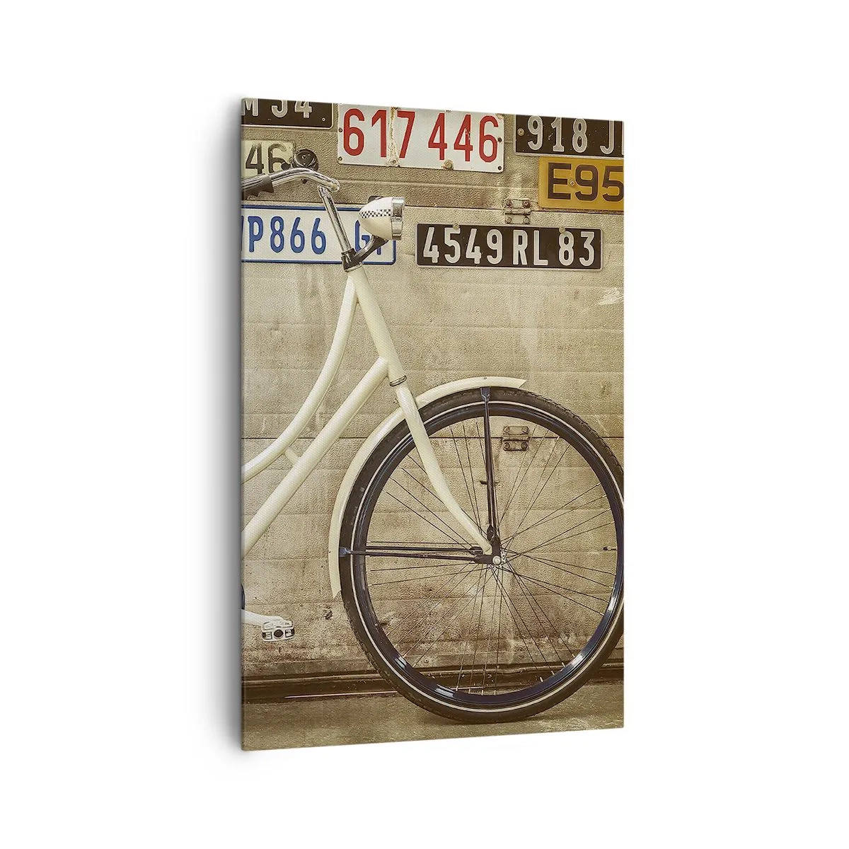 Quadro su tela - Stampe su Tela - Una bicicletta retrò contro un muro decorato con targhe - 80x120cm - Senza complessi - Decorazione murale moderna per soggiorno e camera da letto ARTTOR