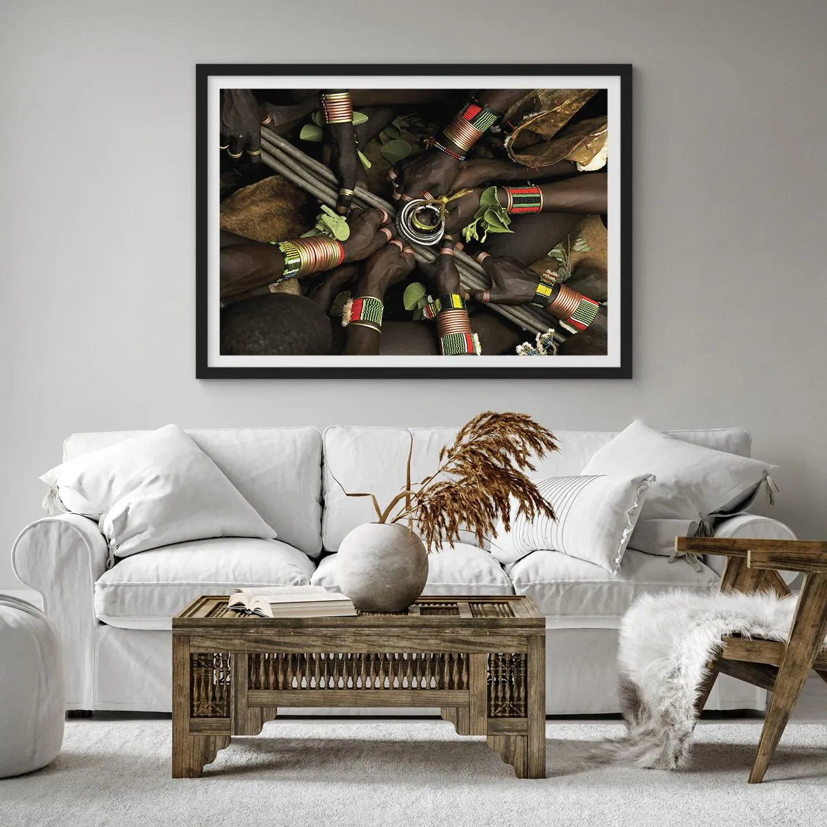 Poster in cornice nera - Tradizionali braccialetti a mano in un gruppo di mani - 100x70cm - Siamo insieme - Decorazione murale moderna per soggiorno e camera da letto ARTTOR