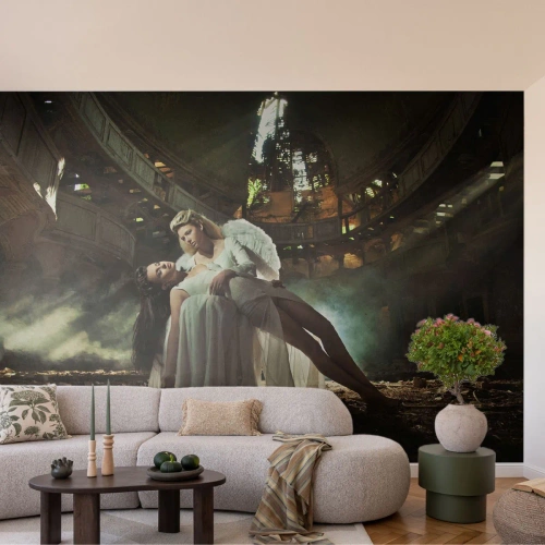 Fotomurali Premium Sand - Un angelo che tiene in braccio una donna in un edificio abbandonato. - 100x70cm - Lo spirito dell'antico teatro - Decorazione murale moderna per soggiorno e camera da letto ARTTOR