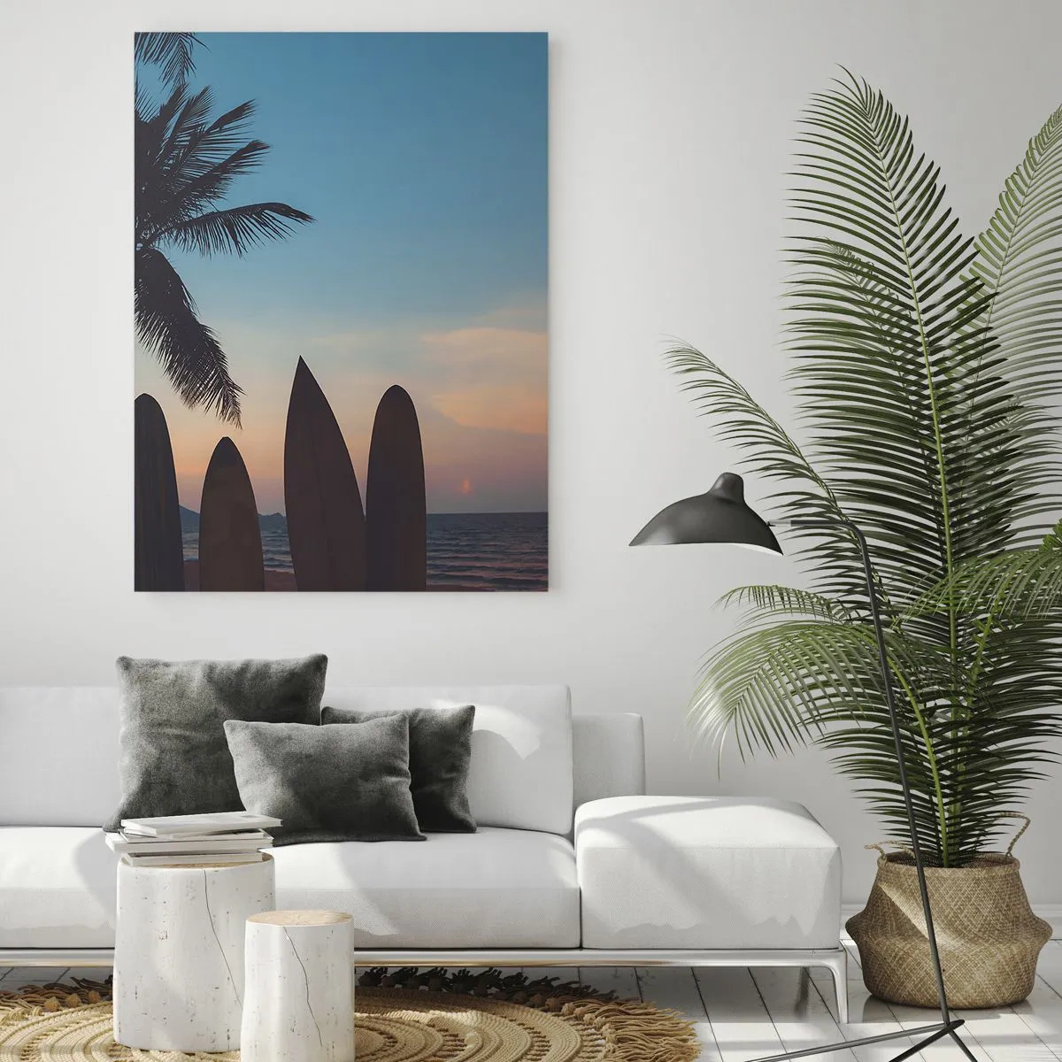 Quadro su vetro - Palma e tavole da surf sulla spiaggia al tramonto - 50x70cm - Domani anche ci divertiamo - Decorazione murale moderna per soggiorno e camera da letto ARTTOR