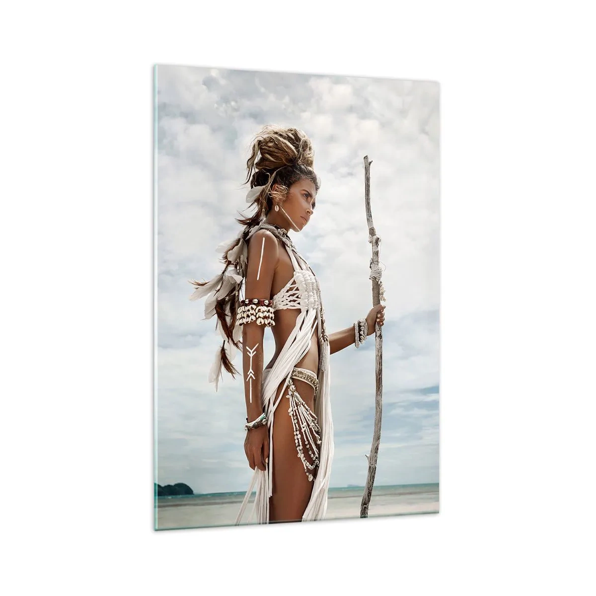 Quadro su vetro - Donna stilizzata sulla spiaggia con ornamenti etnici e un bastone - 70x100cm - La regina dei tropici - Decorazione murale moderna per soggiorno e camera da letto ARTTOR