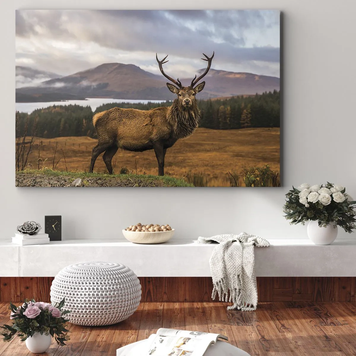 Quadro su tela - Stampe su Tela - Un cervo sullo sfondo di un paesaggio montano con laghi e foresta - 120x80cm - Maestà della natura - Decorazione murale moderna per soggiorno e camera da letto ARTTOR