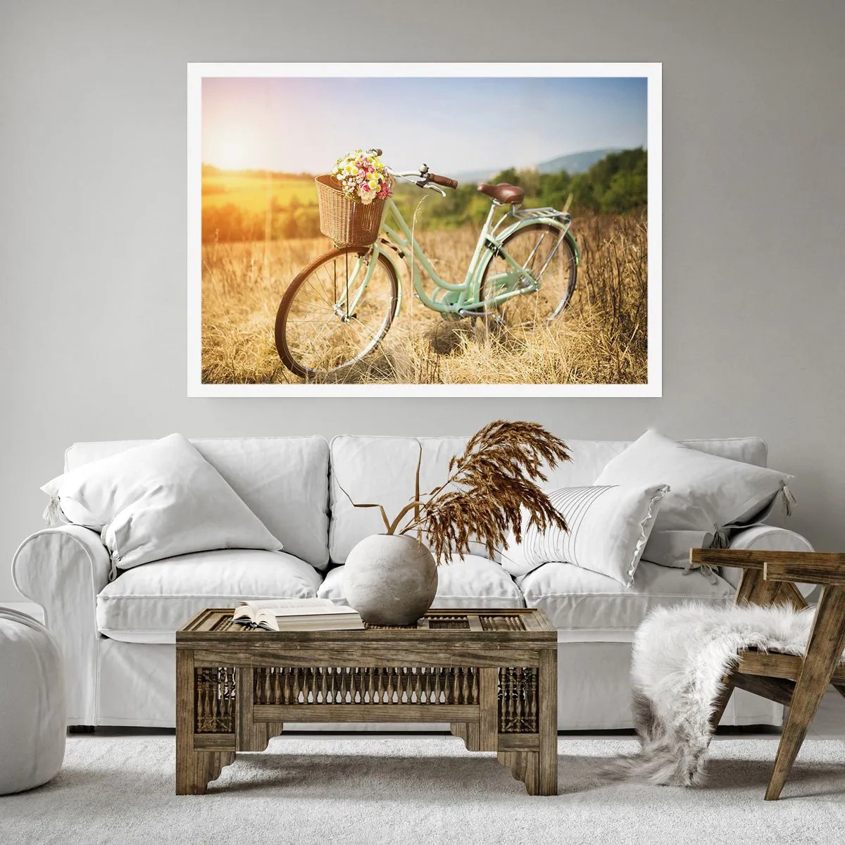 Poster - Una bicicletta retrò con un cesto pieno di fiori sullo sfondo di un prato. - 100x70cm - Resto qui un attimo - Decorazione murale moderna per soggiorno e camera da letto ARTTOR