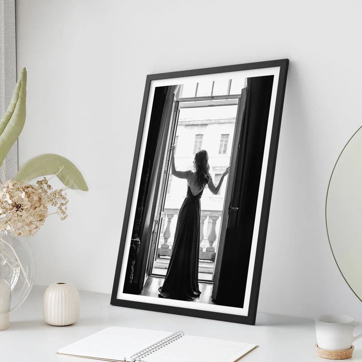 Poster in cornice nera - Una donna in un lungo abito in piedi su un balcone aperto - 50x70cm - In grande stile - Decorazione murale moderna per soggiorno e camera da letto ARTTOR