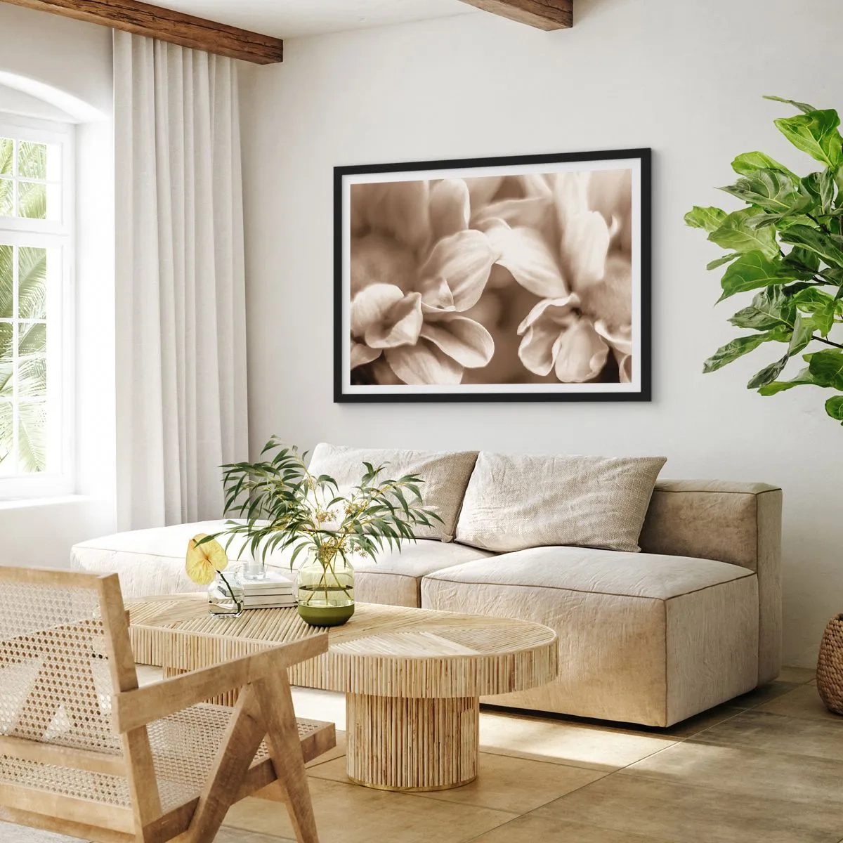 Poster in cornice nera - Primo piano di fiori in una delicata tonalità seppia con contorni morbidi - 100x70cm - Mite come un sorriso - Decorazione murale moderna per soggiorno e camera da letto ARTTOR