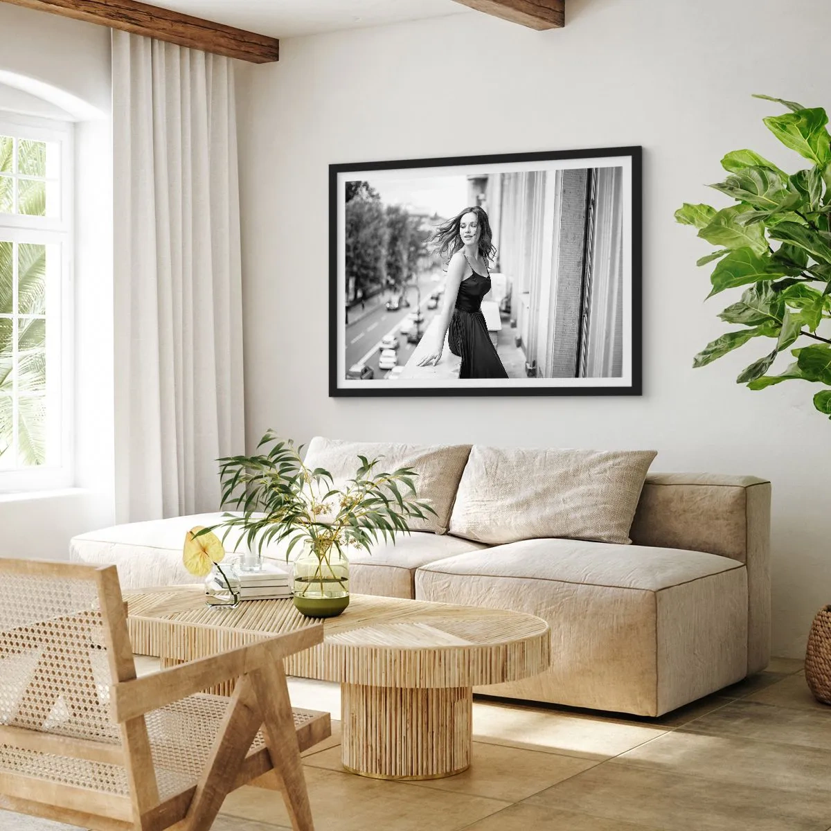 Poster in cornice nera - Foto in bianco e nero di una donna su un balcone - 70x50cm - Sicuramente parigina - Decorazione murale moderna per soggiorno e camera da letto ARTTOR