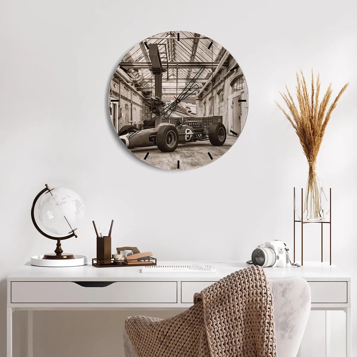 Orologio da parete - Orologio in Vetro - Un'auto da corsa classica in un vecchio capannone industriale - 30x30cm - Il riposo del vincitore - Decorazione murale moderna per soggiorno, cucina e camera da letto ARTTOR