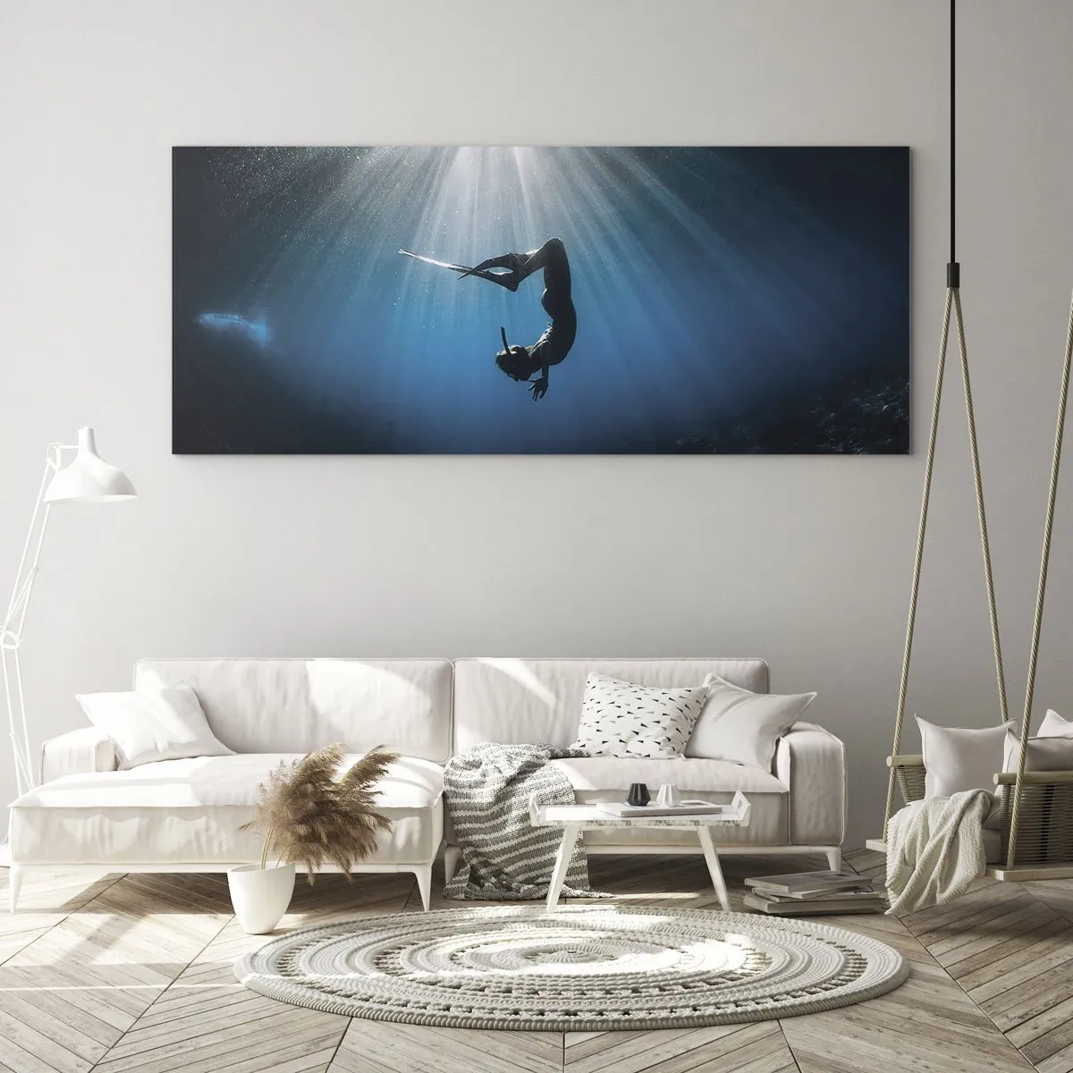 Quadro su vetro - Un subacqueo che galleggia in un raggio di luce sott'acqua - 120x50cm - Danza subacquea - Decorazione murale moderna per soggiorno e camera da letto ARTTOR