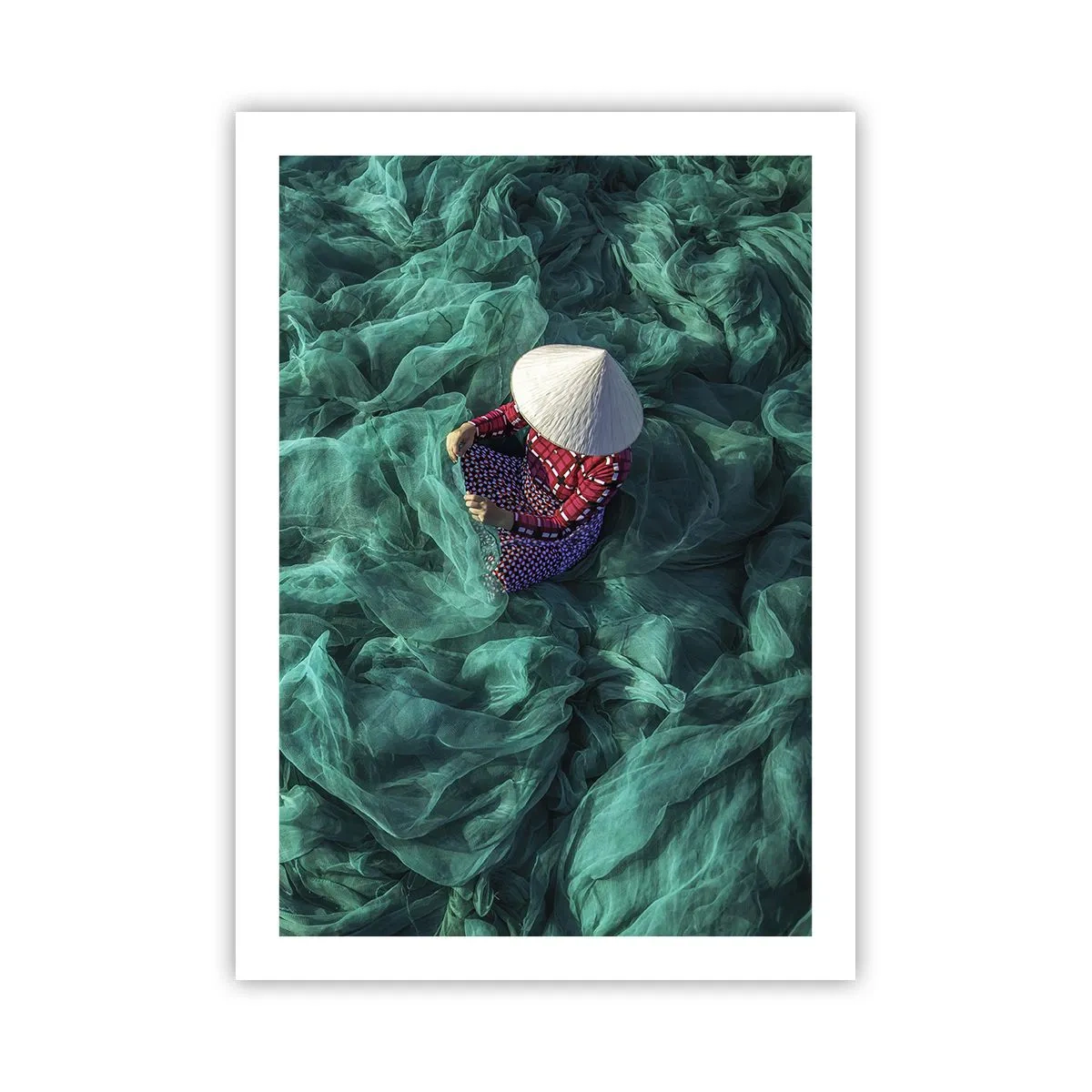 Poster - Una persona che indossa un cappello tra reti da pesca verdi - 50x70cm - Nel mare di reti - Decorazione murale moderna per soggiorno e camera da letto ARTTOR