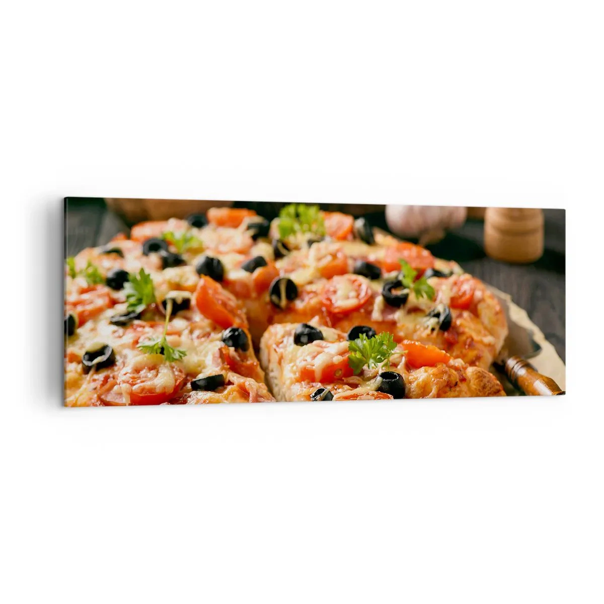 Quadro su tela - Stampe su Tela - Pizza con pomodori, olive ed erbe fresche sul tavolo - 140x50cm - Te la sei nuovamente cavata - Decorazione murale moderna per soggiorno e camera da letto ARTTOR