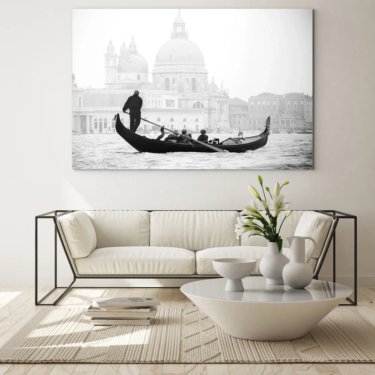 Quadro su vetro - Una gondola bianca e nera sullo sfondo di Venezia - 70x50cm - Viaggio alla fonte della bellezza - Decorazione murale moderna per soggiorno e camera da letto ARTTOR
