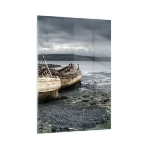 Quadro su vetro - Due barche di legno fatiscenti sulla riva rocciosa del lago - 50x70cm - Segno delle fatiche degnamente sostenute - Decorazione murale moderna per soggiorno e camera da letto ARTTOR