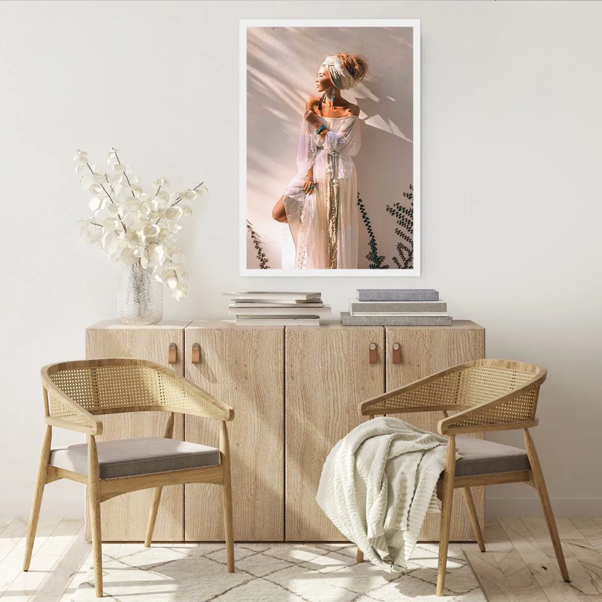 Poster - Donna elegante con un abito boho contro una parete chiara - 50x70cm - Il sole e la ragazza - Decorazione murale moderna per soggiorno e camera da letto ARTTOR