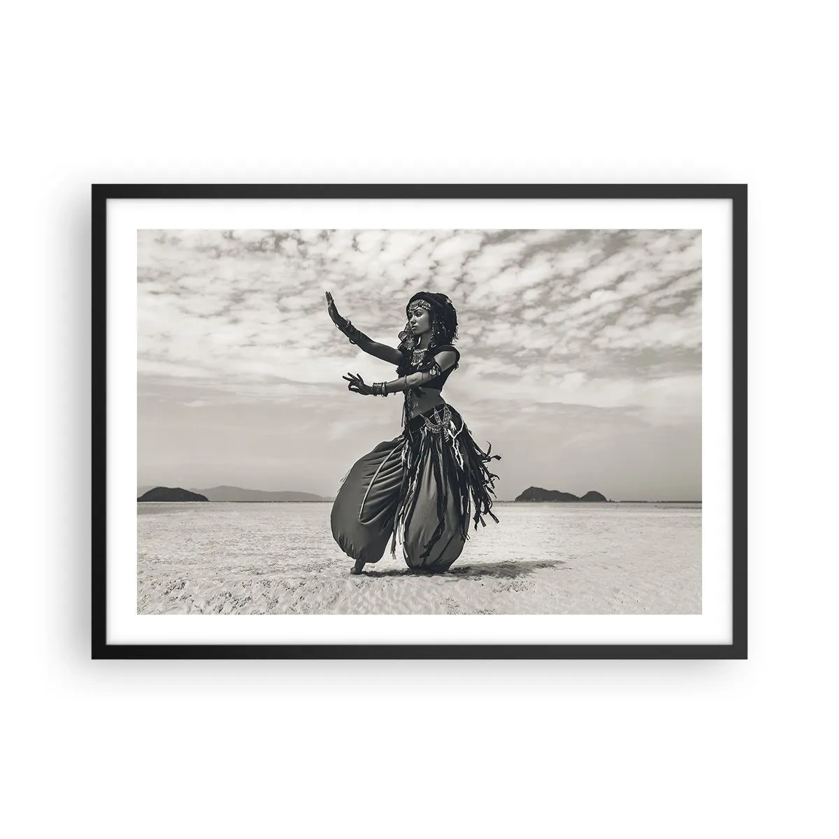 Poster in cornice nera - Ballerina esotica sullo sfondo del deserto - 70x50cm - Il ballo delle isole del sud - Decorazione murale moderna per soggiorno e camera da letto ARTTOR