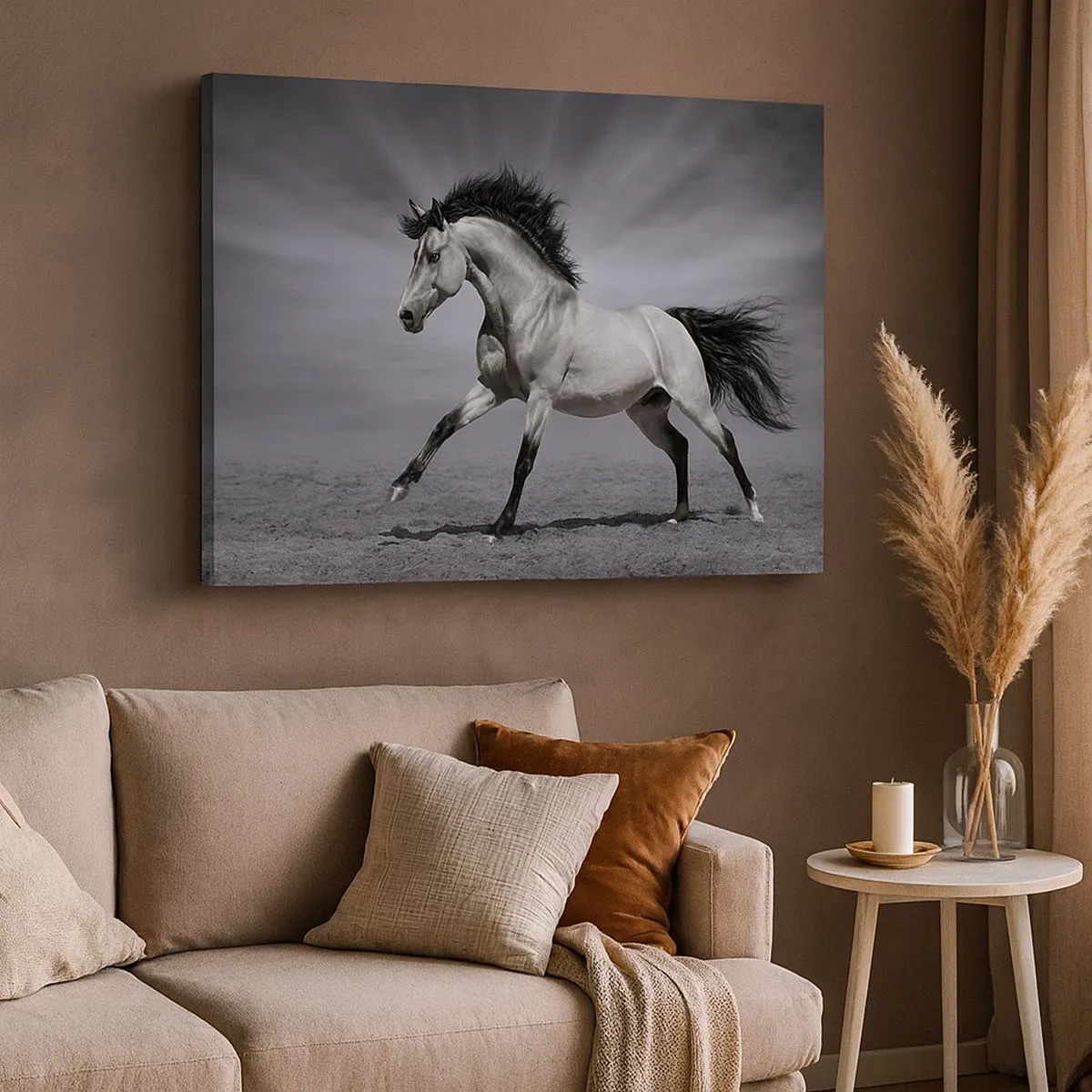Quadro su tela - Stampe su Tela - Un cavallo bianco e nero in una posa dinamica nel deserto. - 70x50cm - Nato per affascinare - Decorazione murale moderna per soggiorno e camera da letto ARTTOR