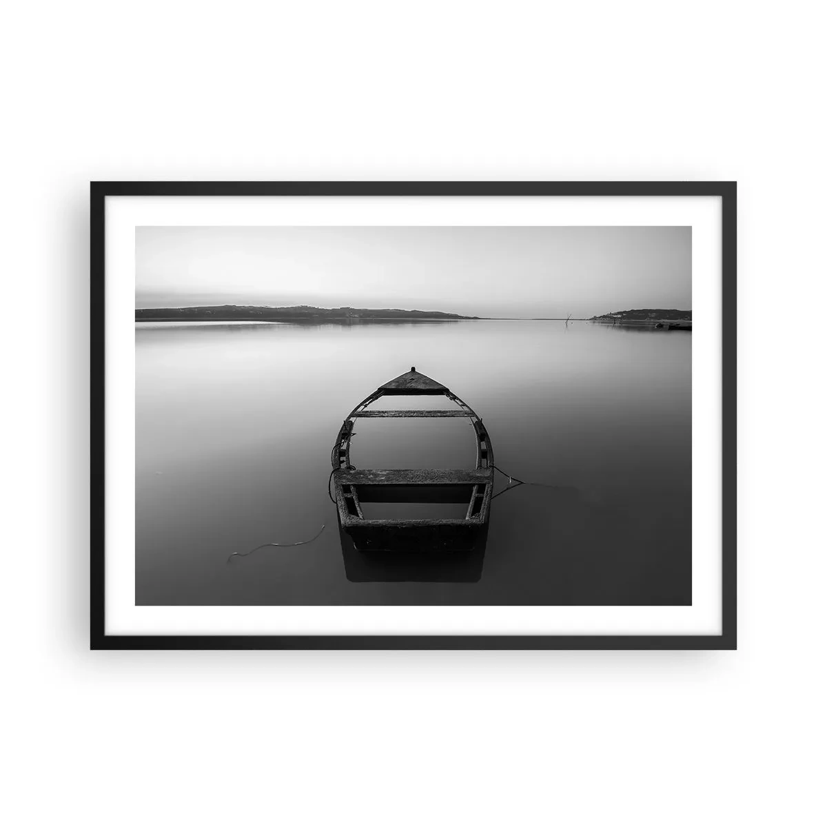Poster in cornice nera - Una barca solitaria su un lago calmo nei toni del bianco e del nero - 70x50cm - Nostalgia e malinconia - Decorazione murale moderna per soggiorno e camera da letto ARTTOR