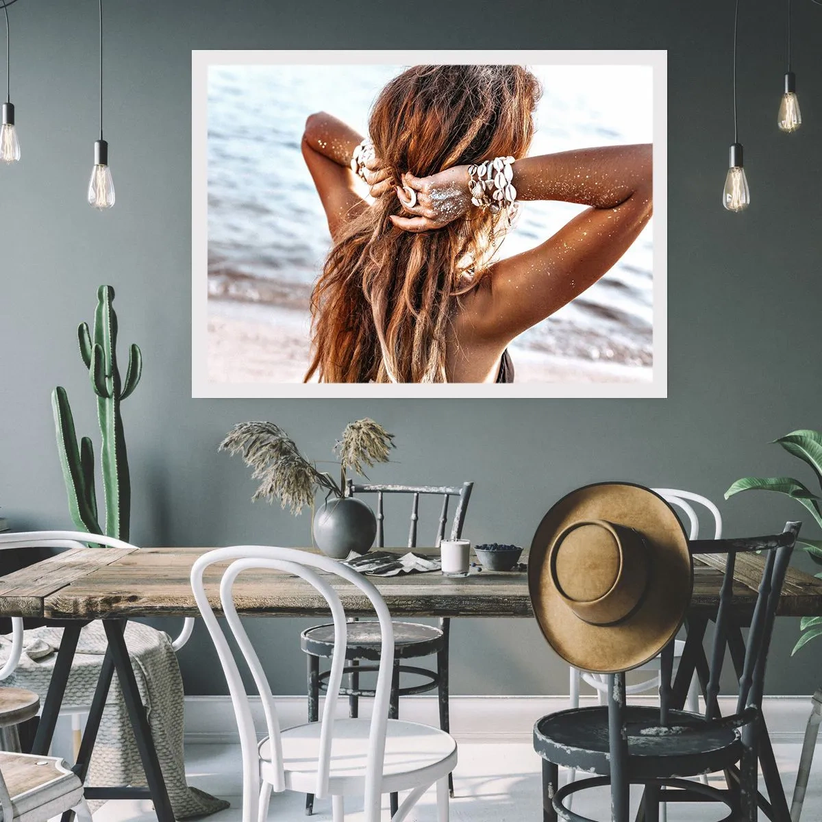 Poster - Una donna sulla spiaggia con i capelli che svolazzano al sole - 100x70cm - Sorella dell'acqua e del sole - Decorazione murale moderna per soggiorno e camera da letto ARTTOR