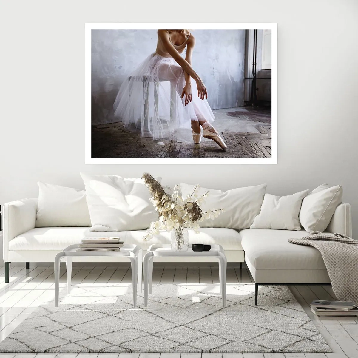 Poster - Una ballerina in una posa delicata su uno sfondo industriale - 100x70cm - Prima che si accendano le luci del palco - Decorazione murale moderna per soggiorno e camera da letto ARTTOR