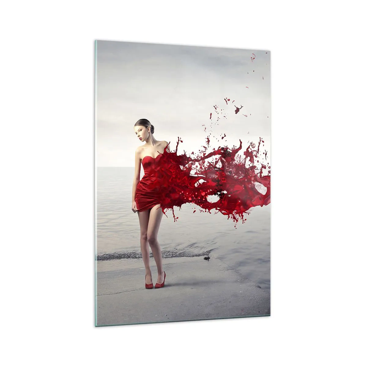 Quadro su vetro - Una donna in abito rosso in una composizione artistica in riva all'acqua - 70x100cm - Appassionata come lo scarlatto - Decorazione murale moderna per soggiorno e camera da letto ARTTOR