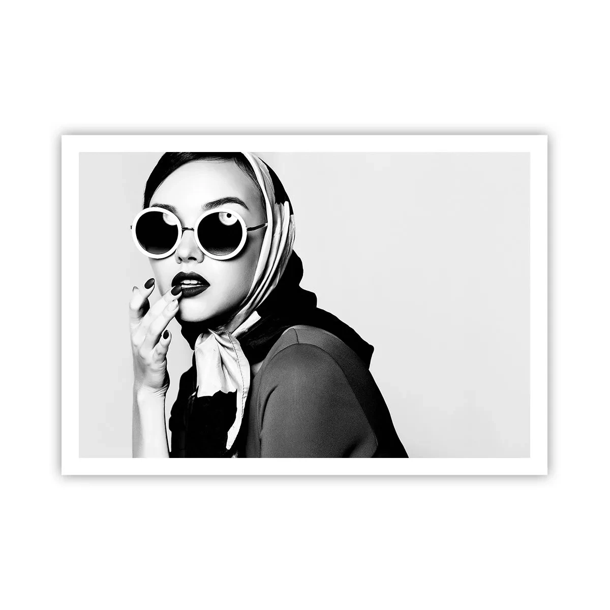 Poster - Ritratto in bianco e nero di una donna che indossa occhiali e un foulard - 100x70cm - Saluti dagli anni '60 - Decorazione murale moderna per soggiorno e camera da letto ARTTOR