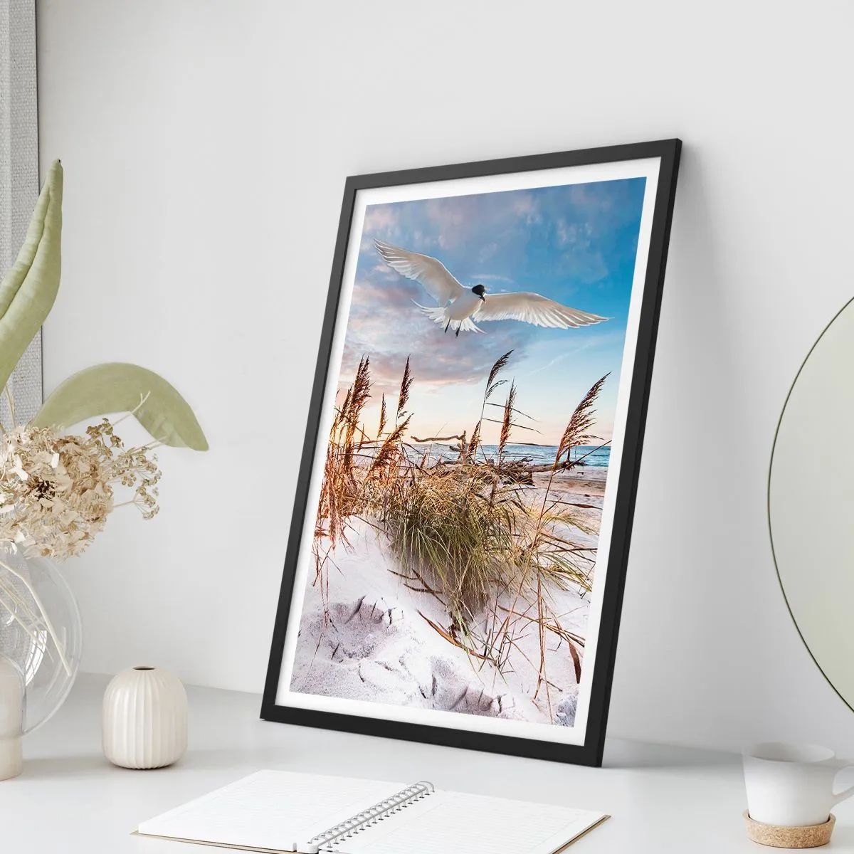 Poster in cornice nera - Un uccello in volo sopra le dune e il mare al tramonto - 50x70cm - Vento dal mare - Decorazione murale moderna per soggiorno e camera da letto ARTTOR