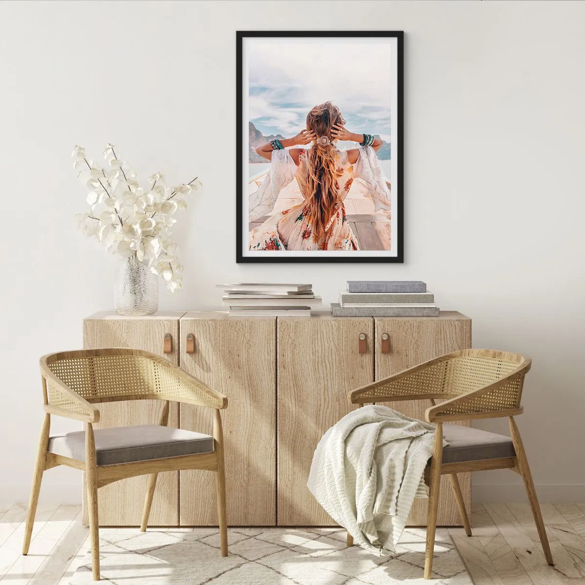 Poster in cornice nera - Donna in abito boho con vista sul mare - 50x70cm - In cammino verso la felicità - Decorazione murale moderna per soggiorno e camera da letto ARTTOR