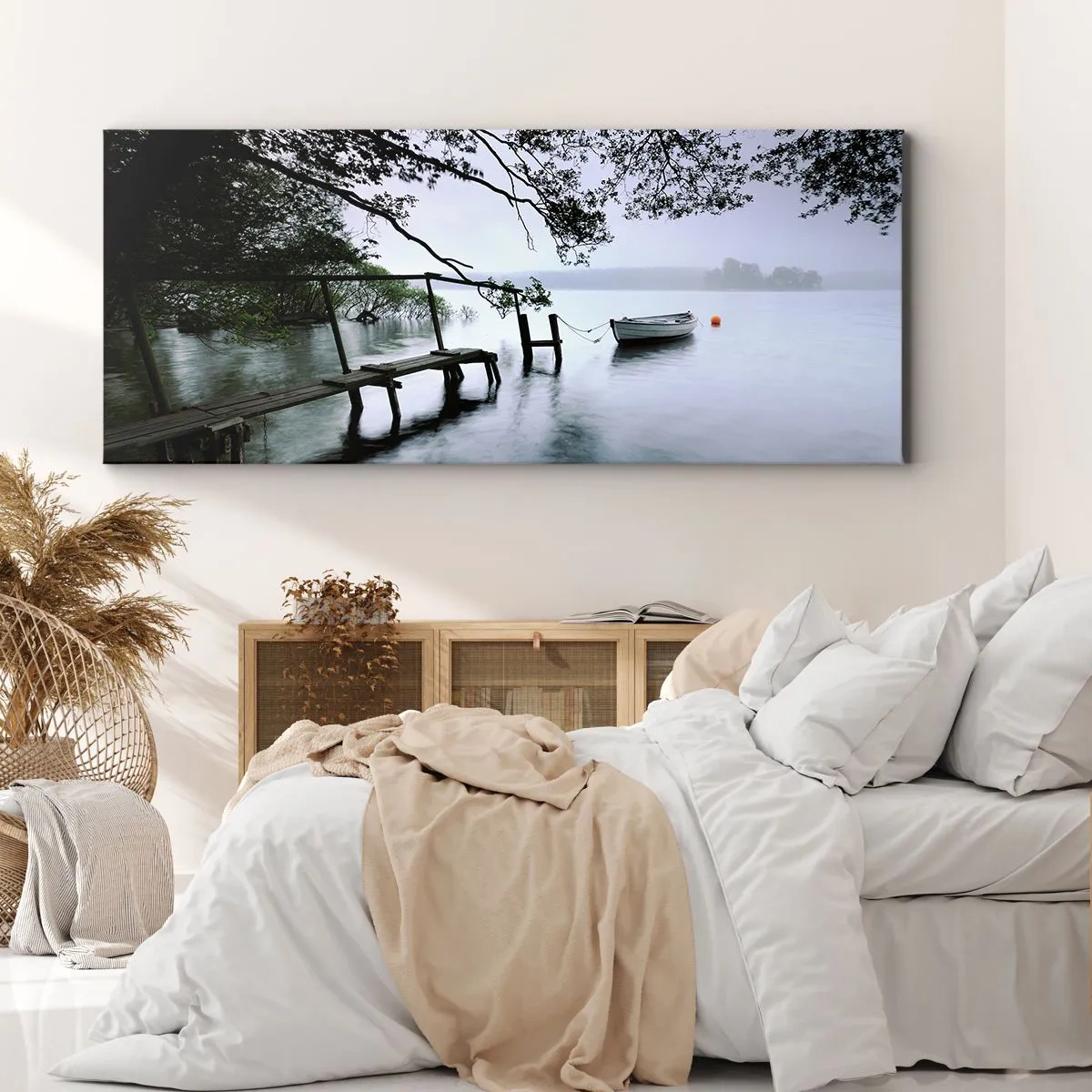 Quadro su tela - Stampe su Tela - Un molo sull'acqua con una barca sullo sfondo circondata da un paesaggio nebbioso - 160x50cm - E già ti riposi - Decorazione murale moderna per soggiorno e camera da letto ARTTOR