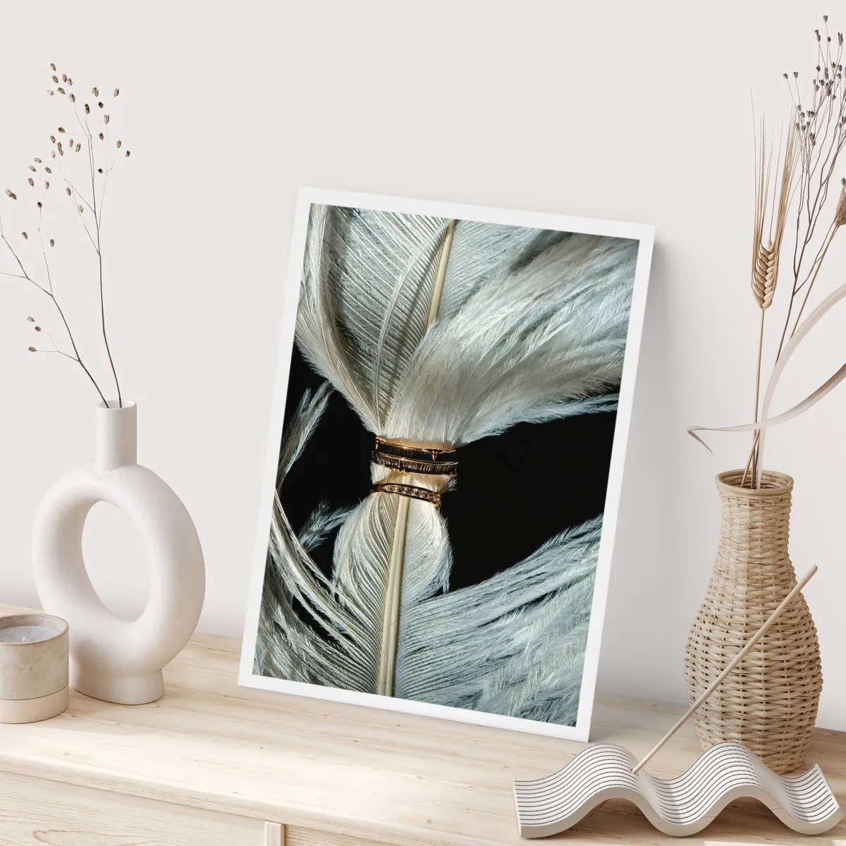 Poster - Primo piano di piume bianche legate con un nastro dorato - 50x70cm - ...e non ti lascerò... - Decorazione murale moderna per soggiorno e camera da letto ARTTOR