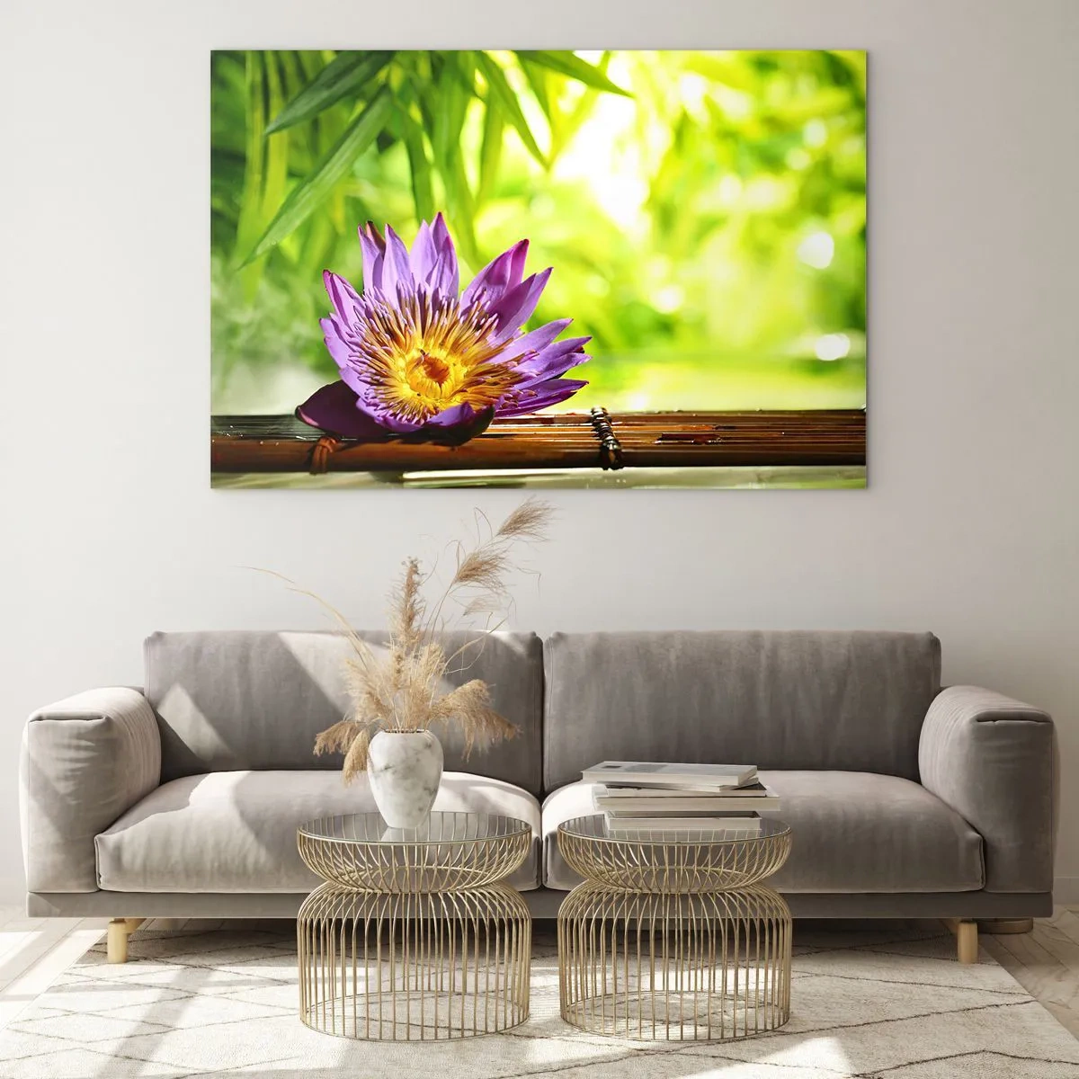 Quadro su vetro - Fiore di loto viola su una tavola di bambù con sfondo verde - 70x50cm - Al sole dell'Asia - Decorazione murale moderna per soggiorno e camera da letto ARTTOR