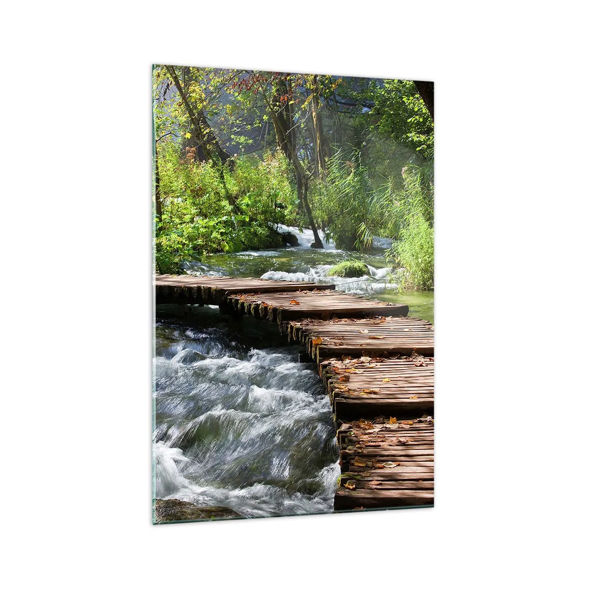Quadro su vetro - Un ponte di legno sopra un ruscello impetuoso, circondato dal verde della foresta. - 70x100cm - Sulla cascata spumeggiante - Decorazione murale moderna per soggiorno e camera da letto ARTTOR
