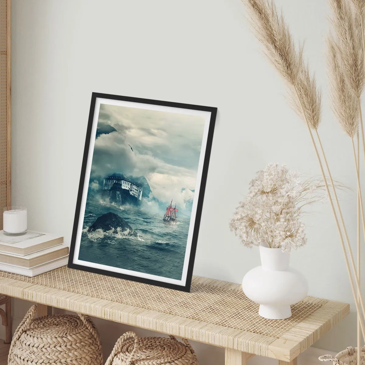 Poster in cornice nera - Una nave in un mare in tempesta vicino a un castello nella nebbia - 50x70cm - Sulle acque magiche - Decorazione murale moderna per soggiorno e camera da letto ARTTOR