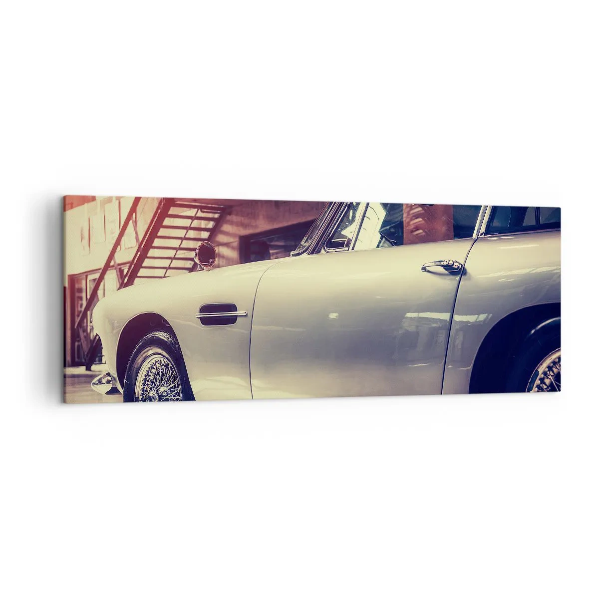 Quadro su tela - Stampe su Tela - Un'auto d'epoca in un elegante garage con interni industriali - 140x50cm - La classicità non invecchia - Decorazione murale moderna per soggiorno e camera da letto ARTTOR