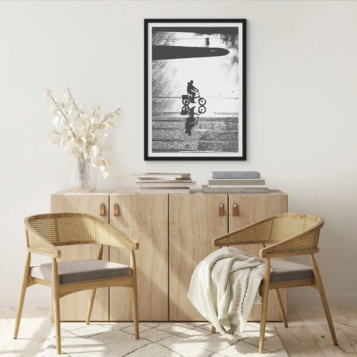 Poster in cornice nera - Silhouette di un ciclista con riflesso in una pozzanghera in stile bianco e nero - 50x70cm - Avanti, attraverso la città - Decorazione murale moderna per soggiorno e camera da letto ARTTOR