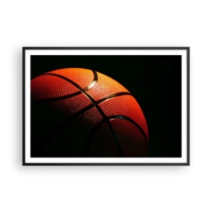 Poster in cornice nera - Primo piano di un pallone da basket su sfondo nero - 100x70cm - Bella come un pianeta - Decorazione murale moderna per soggiorno e camera da letto ARTTOR