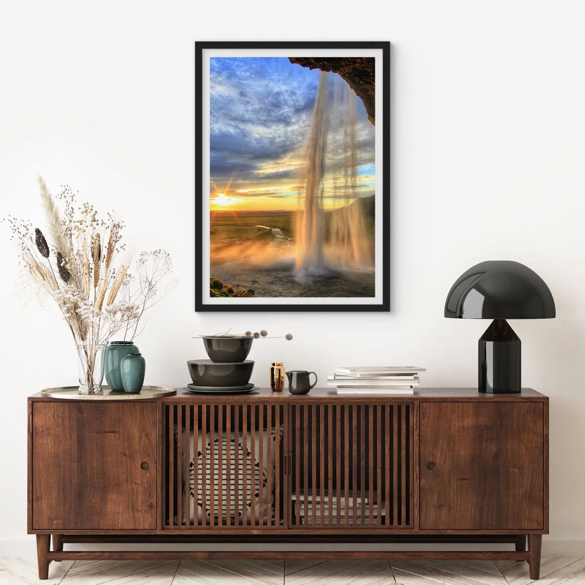 Poster in cornice nera - Una cascata alla luce del sole al tramonto sullo sfondo di un paesaggio - 50x70cm - Il mondo dietro una tenda di gocce - Decorazione murale moderna per soggiorno e camera da letto ARTTOR