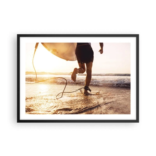 Poster in cornice nera - Un surfista corre lungo la spiaggia con la sua tavola sotto il sole. - 70x50cm - L'incontro delle onde - Decorazione murale moderna per soggiorno e camera da letto ARTTOR