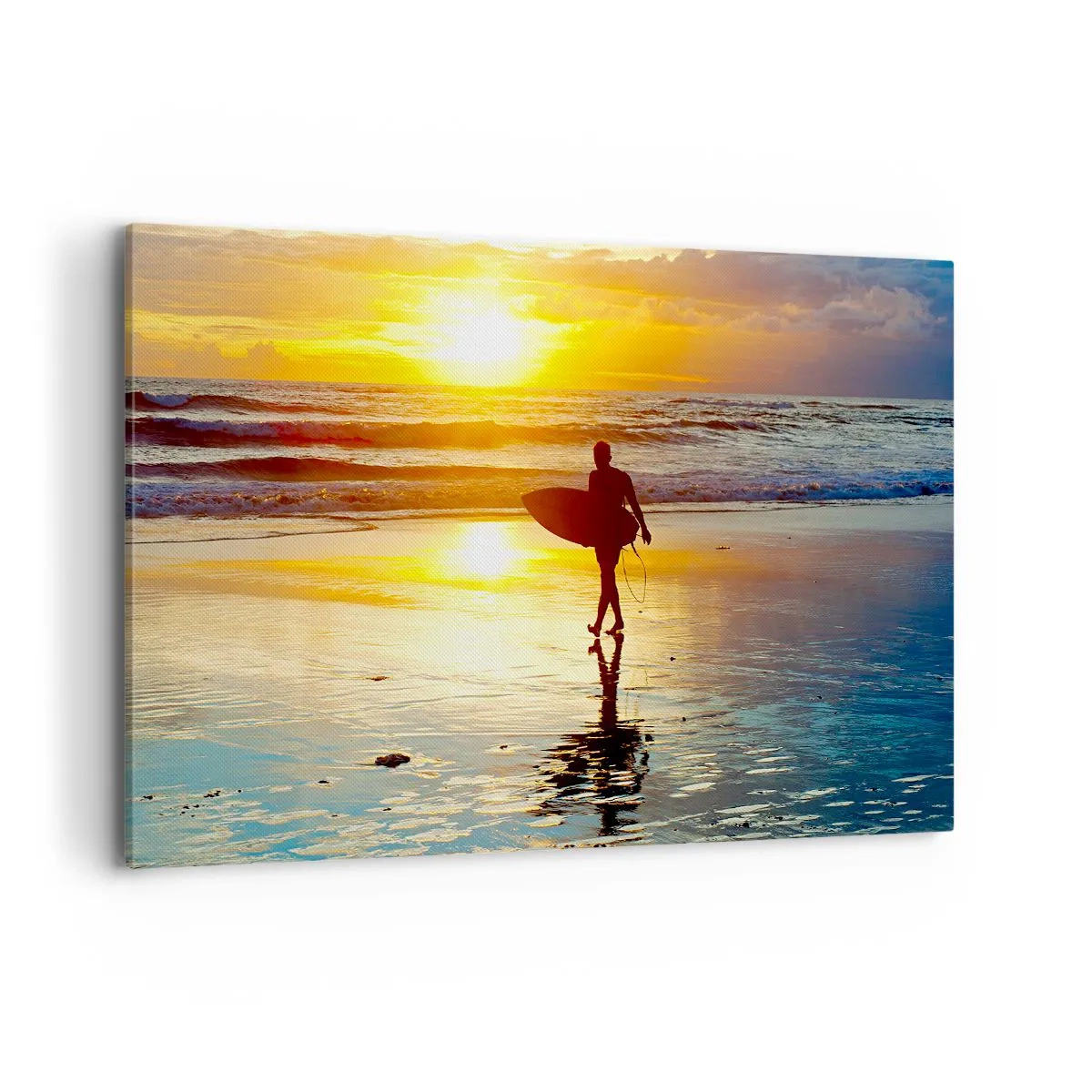 Quadro su tela - Stampe su Tela - Un surfista cammina sulla spiaggia al tramonto con una tavola in mano. - 120x80cm - Il ritorno del guerriero - Decorazione murale moderna per soggiorno e camera da letto ARTTOR