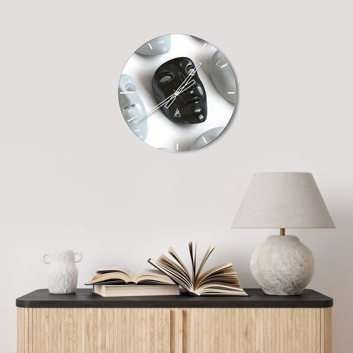 Orologio da parete - Orologio in Vetro - Una maschera nera circondata da maschere bianche su uno sfondo chiaro - 30x30cm - Come distinguersi? - Decorazione murale moderna per soggiorno, cucina e camera da letto ARTTOR