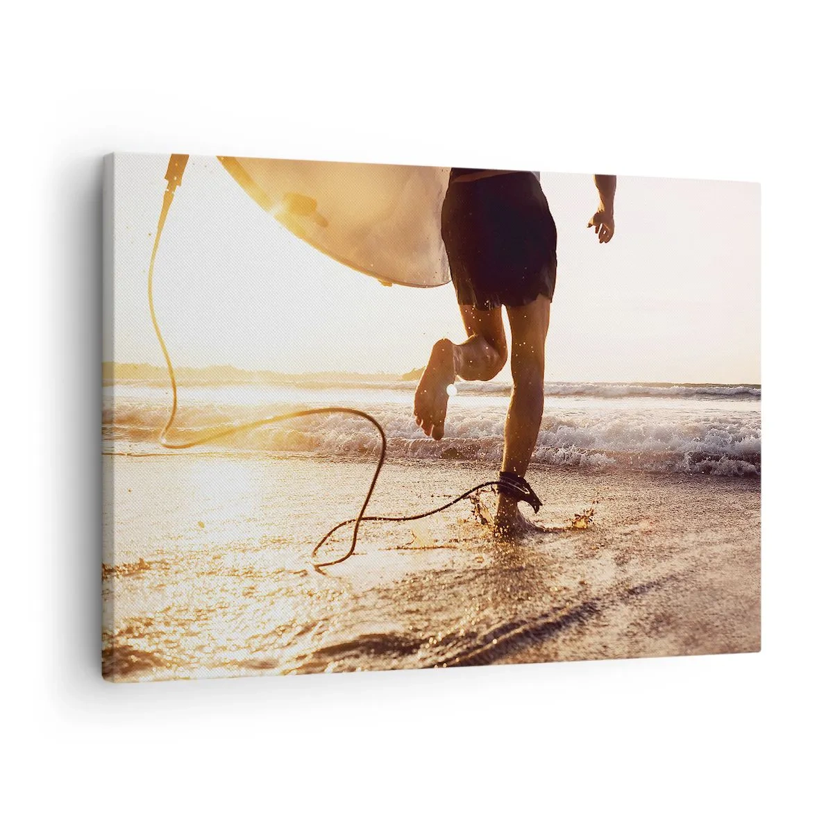 Quadro su tela - Stampe su Tela - Un surfista corre lungo la spiaggia con la sua tavola sotto il sole. - 70x50cm - L'incontro delle onde - Decorazione murale moderna per soggiorno e camera da letto ARTTOR
