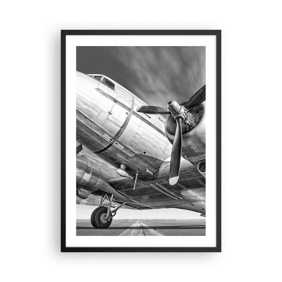 Poster in cornice nera - Primo piano in bianco e nero di un aereo d'epoca. - 50x70cm - Sempre pronto al volo - Decorazione murale moderna per soggiorno e camera da letto ARTTOR