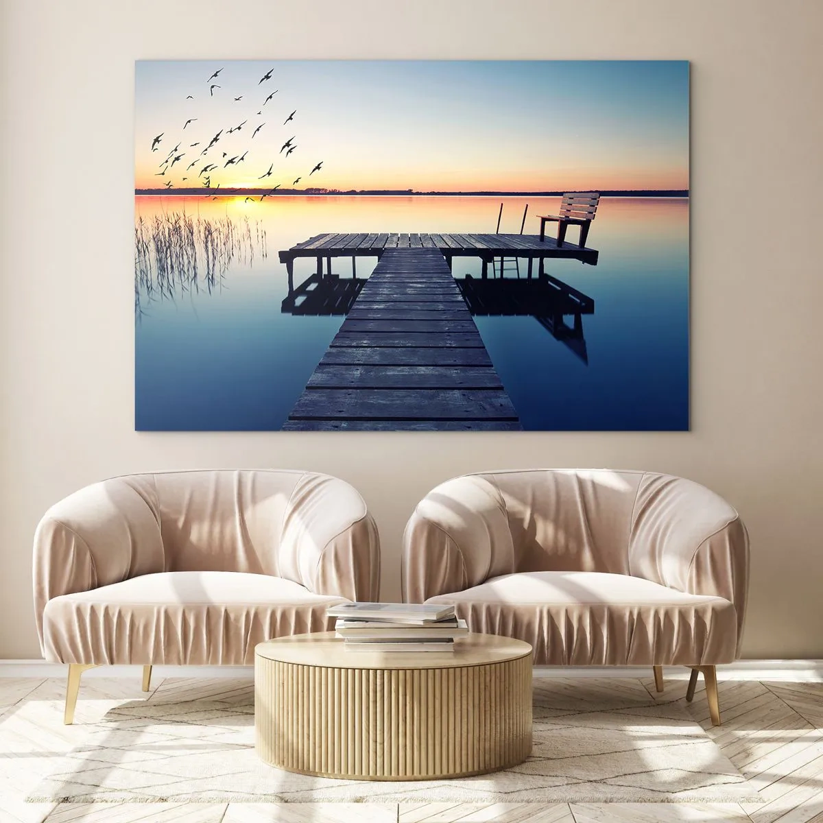 Quadro su vetro - Un molo sul lago con vista sul tramonto e sugli uccelli in volo - 70x50cm - È stata una buona giornata - Decorazione murale moderna per soggiorno e camera da letto ARTTOR