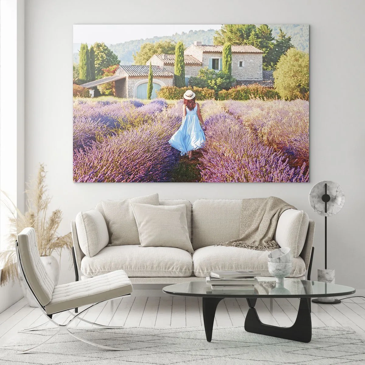 Quadro su vetro - Una donna in abito che cammina attraverso un campo di lavanda - 100x70cm - La ragazza nella lavanda - Decorazione murale moderna per soggiorno e camera da letto ARTTOR