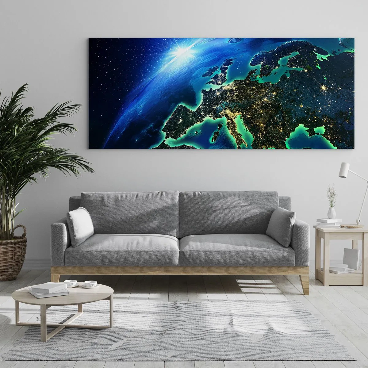 Quadro su vetro - Una vista di Europa dallo spazio, alla luce del sole nascente. - 140x50cm - L'Europa scintillante - Decorazione murale moderna per soggiorno e camera da letto ARTTOR