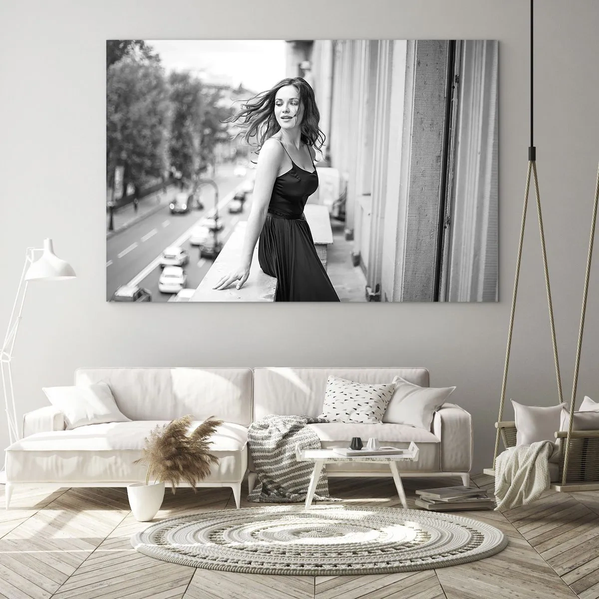 Quadro su vetro - Una donna in abito nero su un balcone in stile parigino - 120x80cm - Sicuramente parigina - Decorazione murale moderna per soggiorno e camera da letto ARTTOR