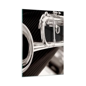 Quadro su vetro - Primo piano di una tromba d'argento su un elegante sfondo in tessuto. - 80x120cm - Viaggio musicale negli anni '30 - Decorazione murale moderna per soggiorno e camera da letto ARTTOR
