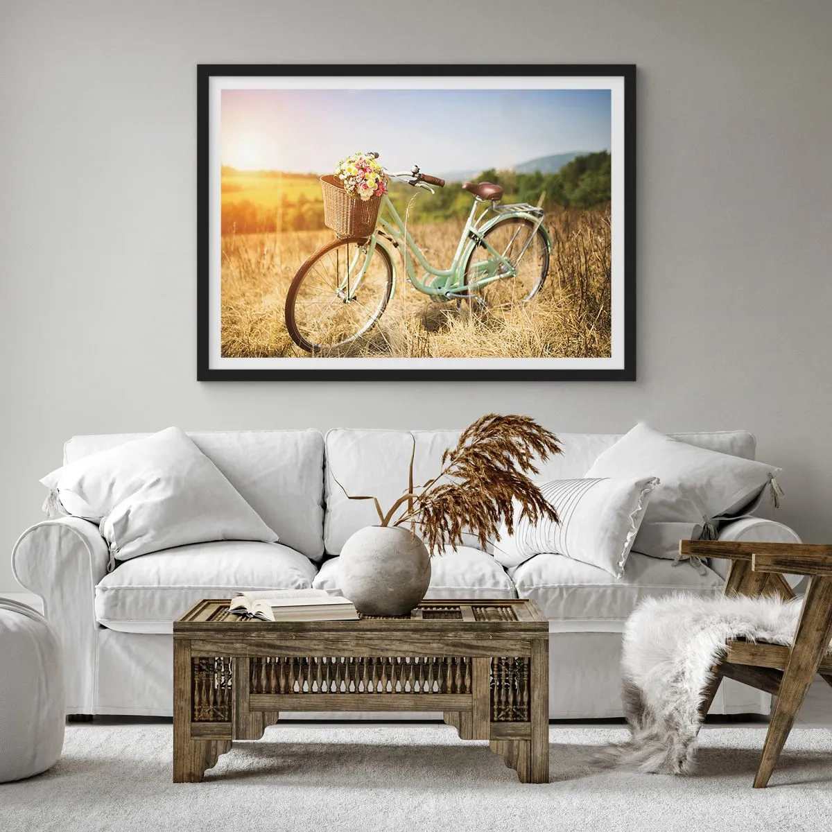 Poster in cornice nera - Una bicicletta retrò con un cesto pieno di fiori sullo sfondo di un prato. - 70x50cm - Resto qui un attimo - Decorazione murale moderna per soggiorno e camera da letto ARTTOR